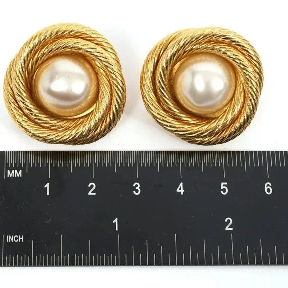 Vintage CHANEL faux pearl gold-tone clip-on earrings - Picture 6 of 7